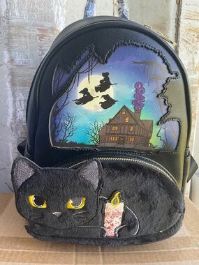 LOUNGEFLY HOCUS POCUS ‘’ BINX ‘ HOLDING CANDLE . NWT